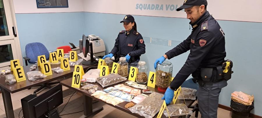 Carpi, in casa 100mila euro di droga: arrestato spacciatore 22enne