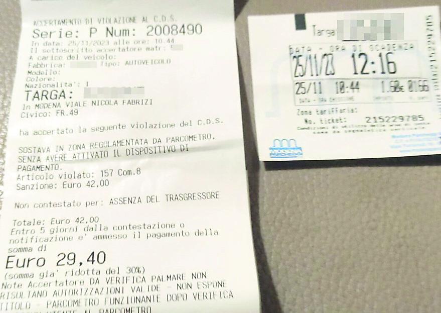 Modena, multato mentre fa il ticket sosta «Rimpallato tra uffici: è assurdo»