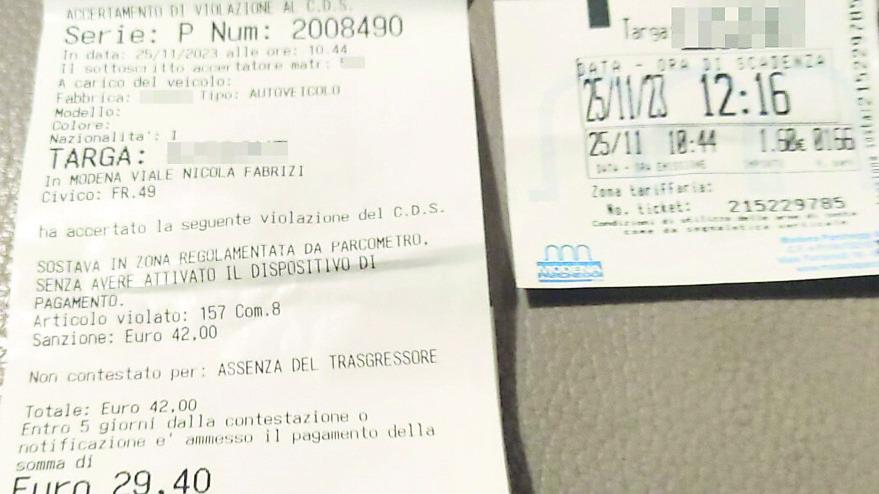 Modena, multato mentre fa il ticket sosta «Rimpallato tra uffici: è assurdo»