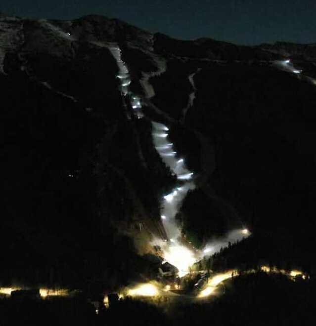 
	Le piste da sci innevate e illuminate

