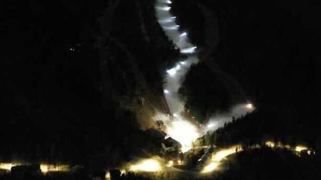 
	Le piste da sci innevate e illuminate

