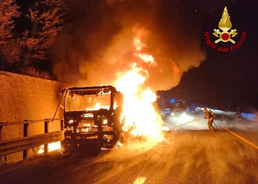 Camion in fiamme sull’autostrada A1, code e rallentamenti tra Valdarno e Arezzo