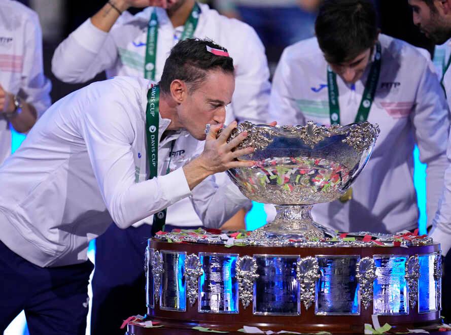 Fippo Volandri il capitano della squadra azzurra bacia la Coppa Davis 2023