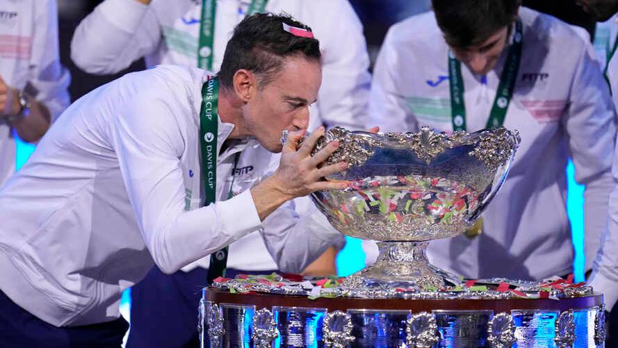 Fippo Volandri il capitano della squadra azzurra bacia la Coppa Davis 2023