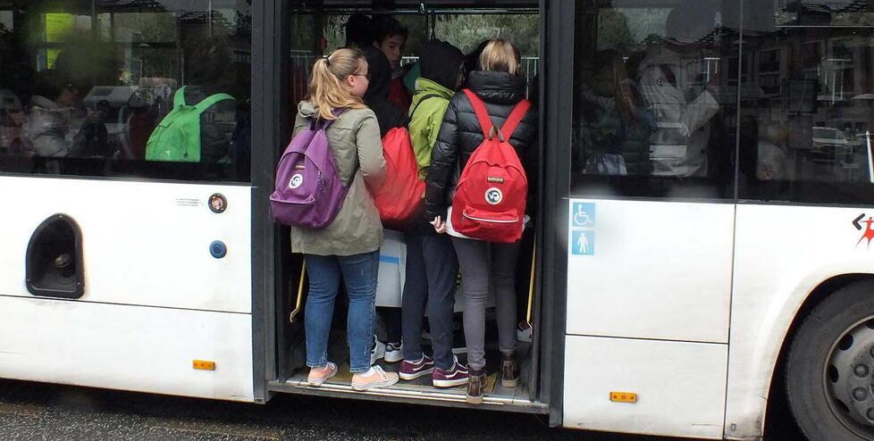 Studenti degli istituti superiori in via della Pace sulla pedana di un bus affollato (foto Paolo Barlettani)
