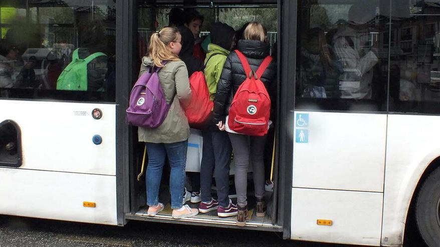 Studenti degli istituti superiori in via della Pace sulla pedana di un bus affollato (foto Paolo Barlettani)