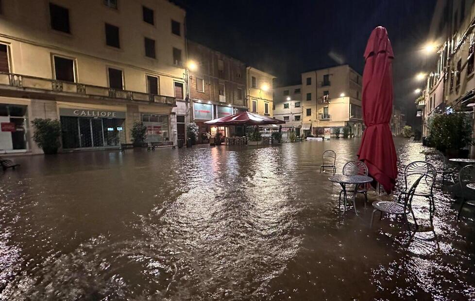 Piazza Cavour a Pontedera allagata durante il nubifragio avvenuto il 2 novembre