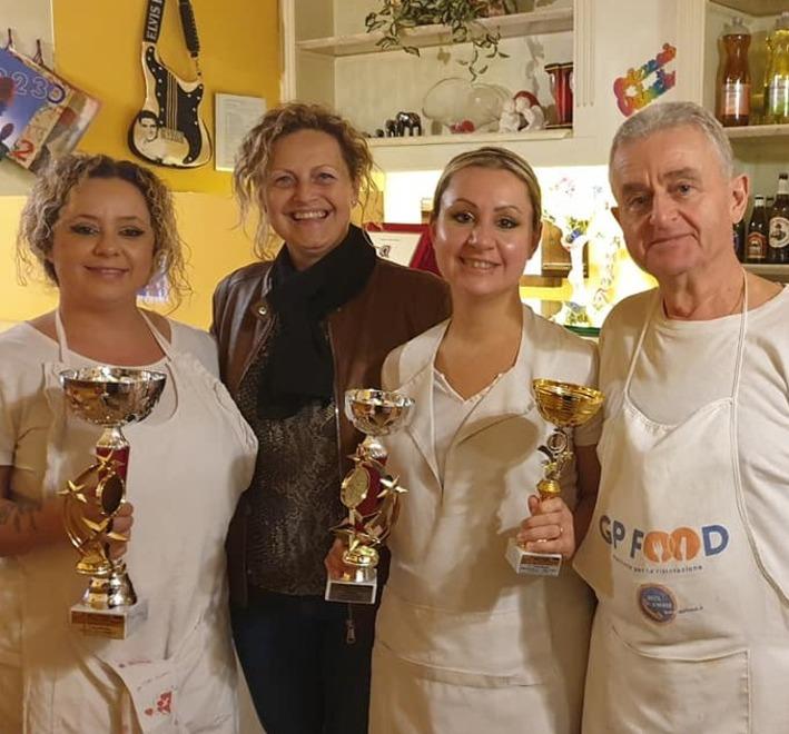 Irene e Simona con il padre Maurizio e la sindaca Arianna Cecchini