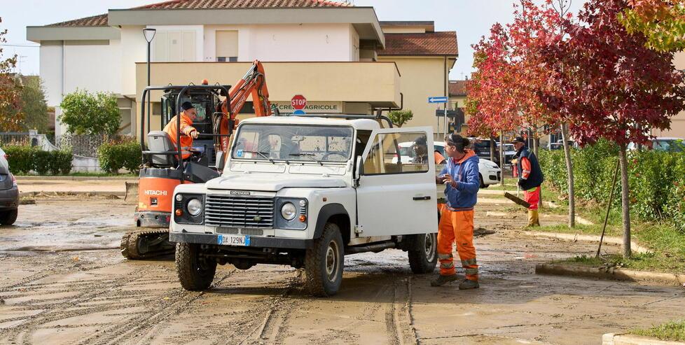 L’intervento di cittadini e operatori nella zona di Stabbia nei giorni successivi all’alluvione di inizio novembre che ha coinvolto anche la Valdelsa