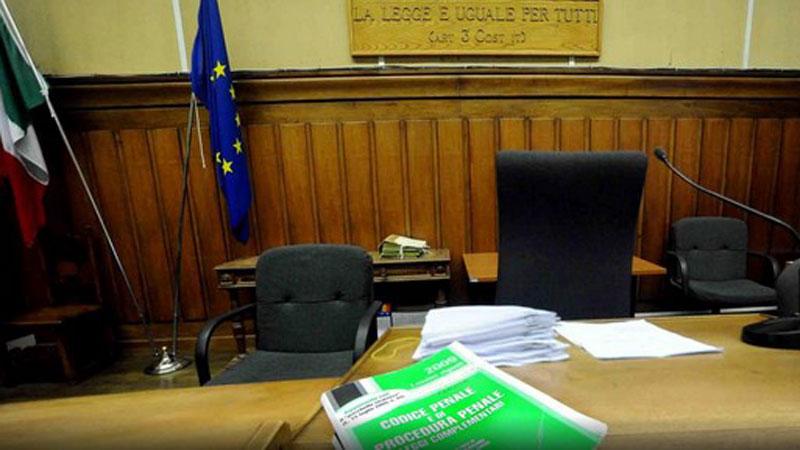 Pistoia, il promotore in banca proponeva prodotti finanziari e intascava i soldi dei clienti: 4 anni di carcere