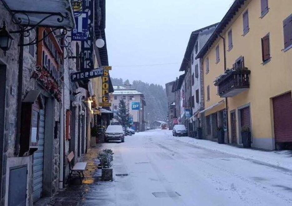 La neve che imbianca la strada che dall’Abetone porta verso l’Ovovia
