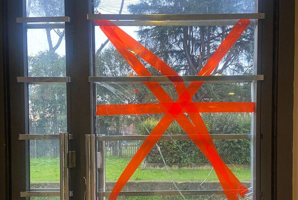 Vetri rotti e scritte alla stazione di Montecatini. I residenti: «Sforzi vani, ancora vandalismi»