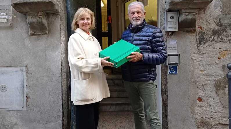 I consiglieri dell’associazione Parco Sant’Anna, Alberto Dinelli e Paola Fanelli, mentre vanno a consegnare la petizione