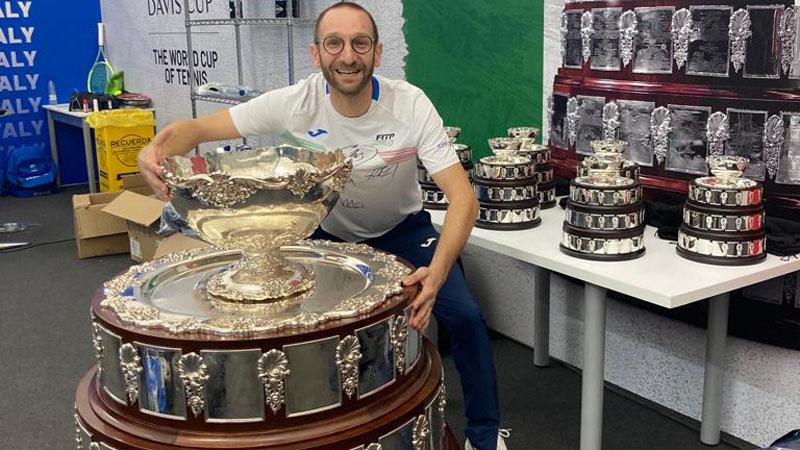 Claudio Zanetti con la Coppa Davis