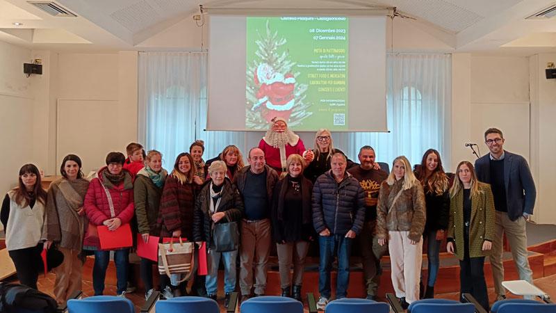 La foto di gruppo dopo la presentazione degli eventi di Natale del Comune di Rosignano