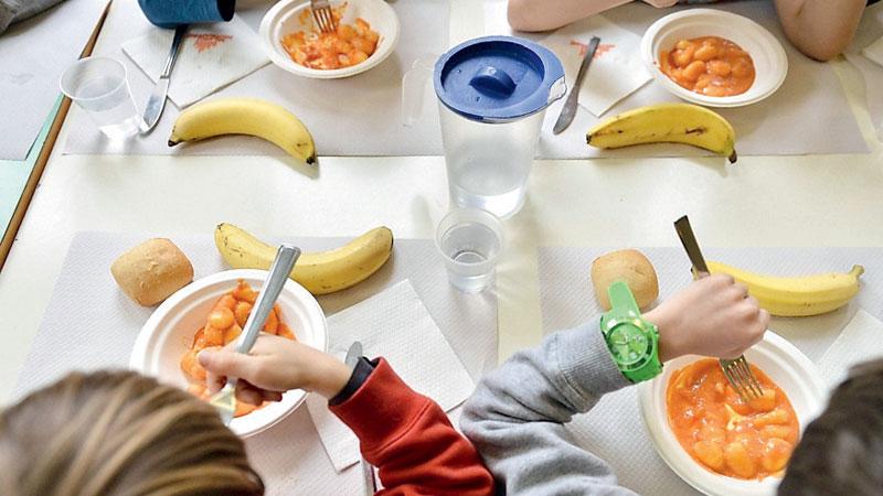 
	Bambini alla mensa scolastica (foto d&rsquo;archivio

