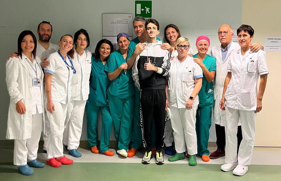 Luca Lo Presti insieme ai medici e agli infermieri che lo hanno assistito per un mese e mezzo