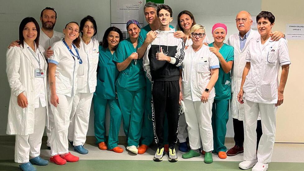 Luca Lo Presti insieme ai medici e agli infermieri che lo hanno assistito per un mese e mezzo