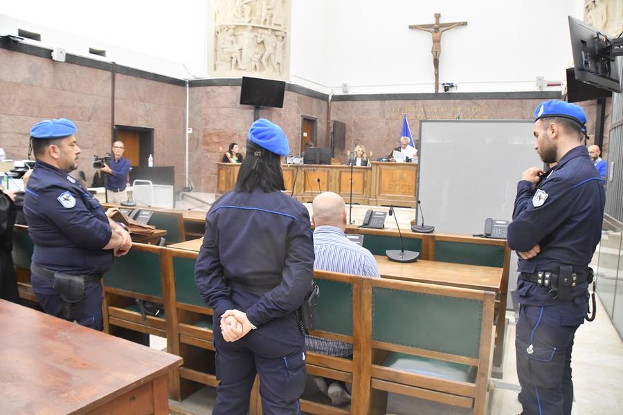 Uccise i suoceri a Porto Torres, Baule fa dichiarazioni spontanee in aula: «Mia moglie non temeva per la propria vita»