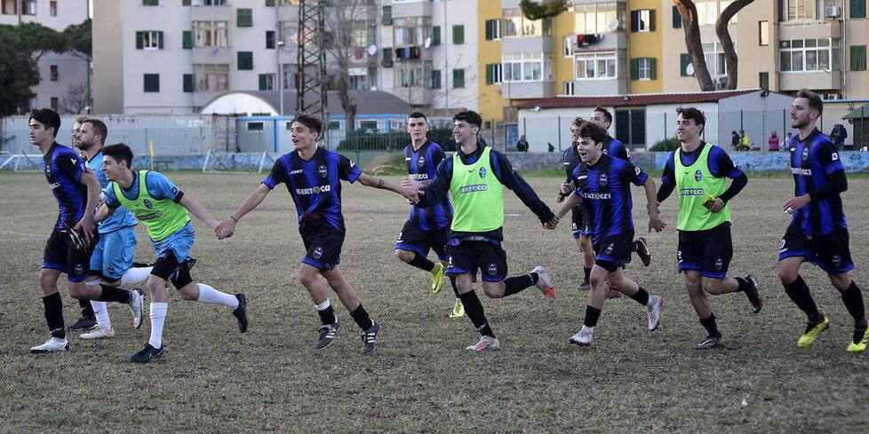 Nella foto i giocatori dell’Atletico Piombino corrono a salutare il pubblico festeggiando la vittoria (foto Paolo Barlettani)