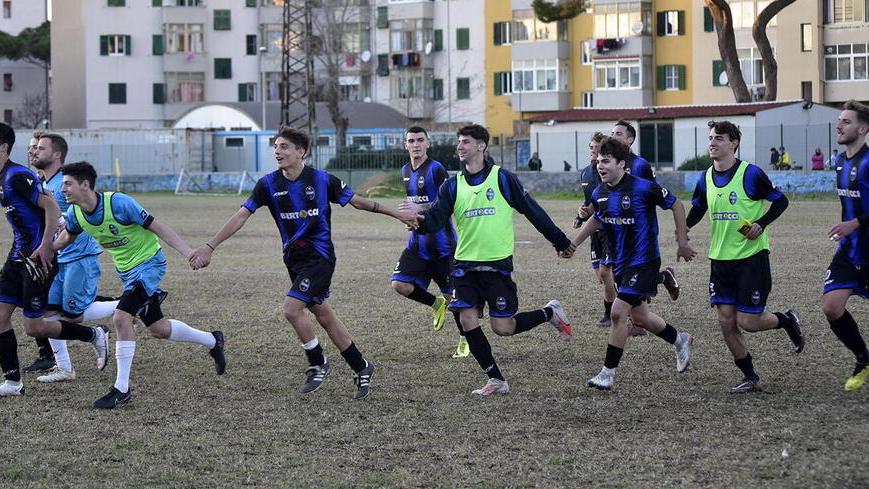 Nella foto i giocatori dell’Atletico Piombino corrono a salutare il pubblico festeggiando la vittoria (foto Paolo Barlettani)