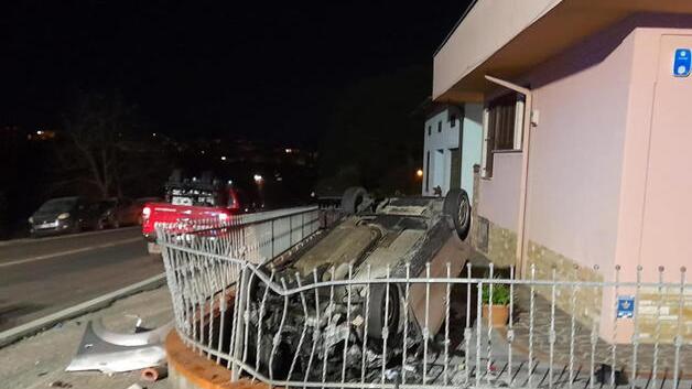 San Romano, auto finita nel cortile dopo lo schianto. Il sindaco: «Strada pericolosa: le nostre richieste inascoltate»