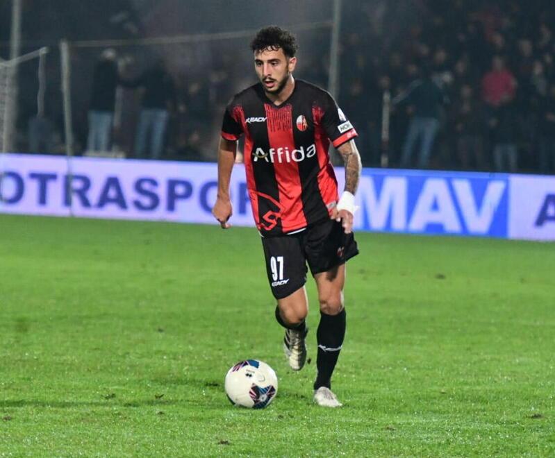 Vincent De Maria, terzino sinistro della Lucchese, probabilmente verrà schierato anche negli ottavi di Coppa contro la Juventus Next Gen guidata da Massimo Brambilla che i rossoneri affronteranno in campionato il 6/12
