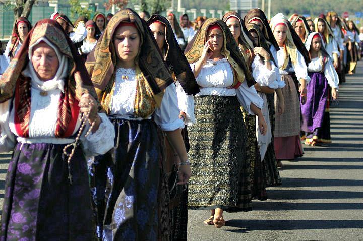 
	Le Scalze di Cabras in processione per Santu Srabadoeddu col costume sardo tradizionale

