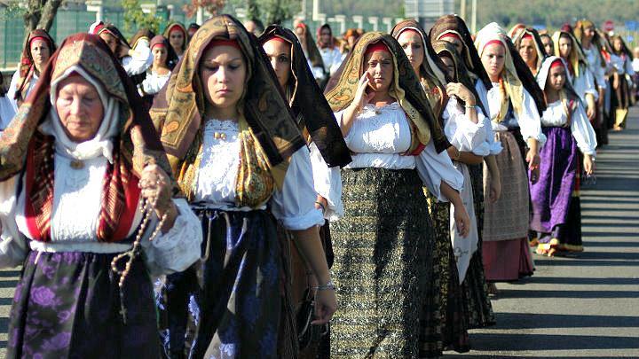 
	Le Scalze di Cabras in processione per Santu Srabadoeddu col costume sardo tradizionale


