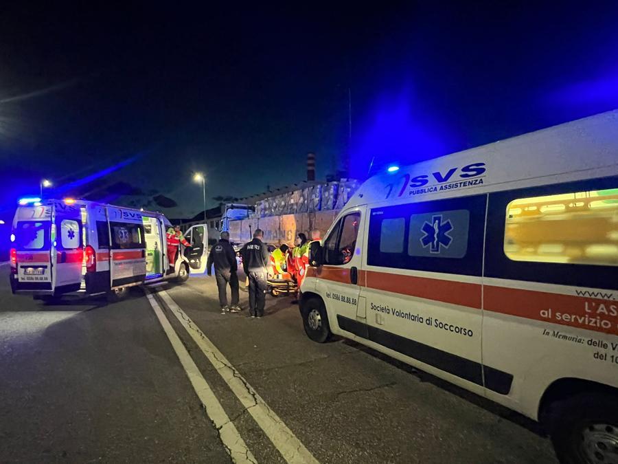 Livorno, scontro tra auto e tir in via Mattei: soccorso un ventenne