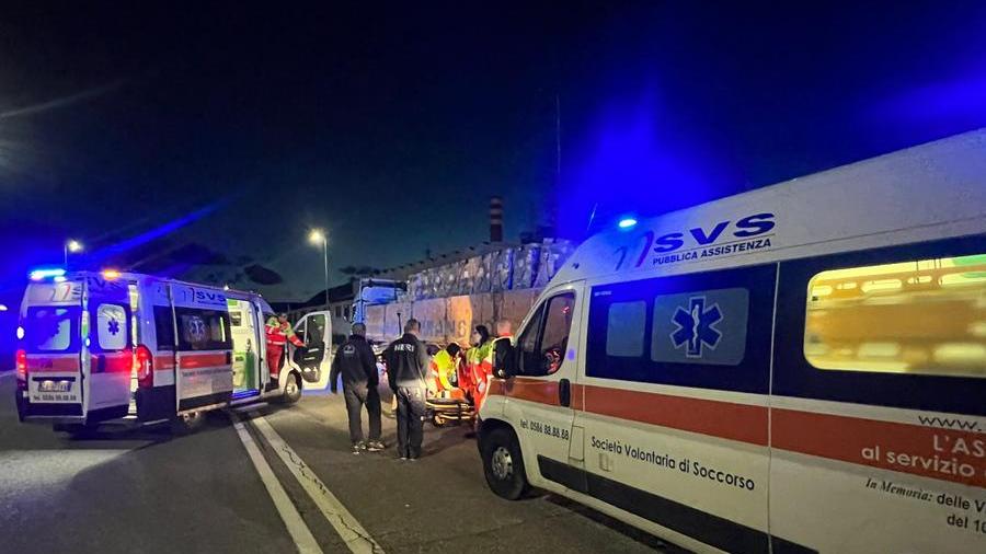 Livorno, scontro tra auto e tir in via Mattei: soccorso un ventenne