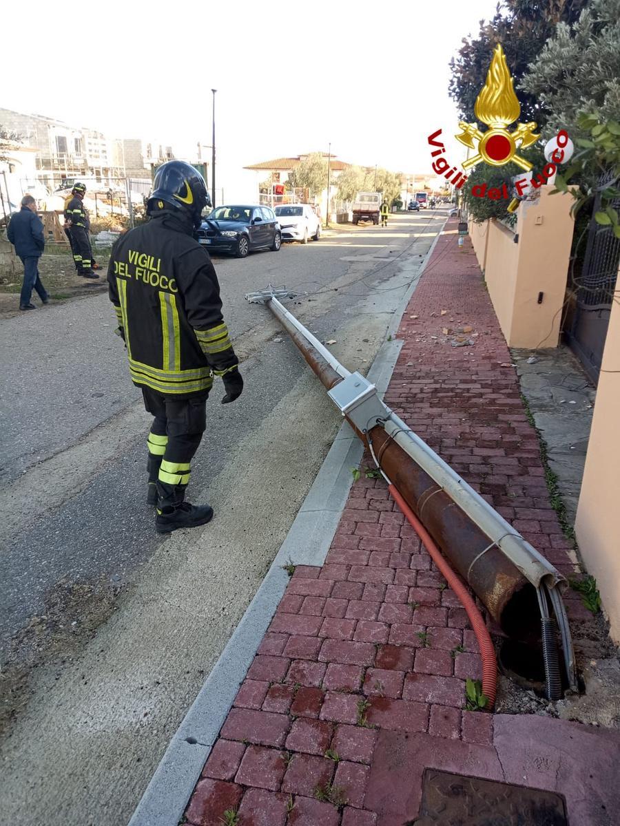 
	Un lampione caduto per il maltempo

