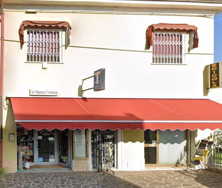 Corporeno, ruba le sigarette e fugge. I tabaccai lo inseguono: preso