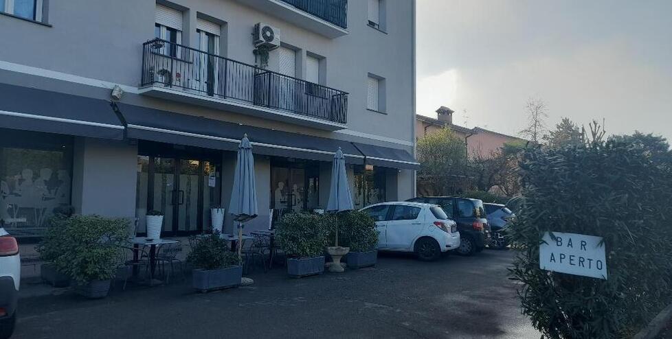 Pistola in faccia al barista, assalta il bar Mary di notte