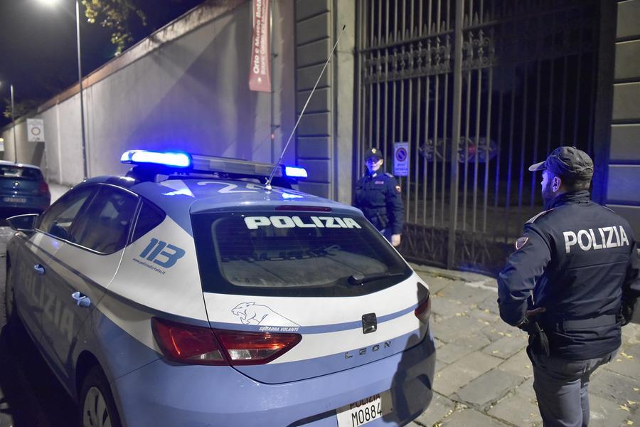 Pisa, salvata dal tentativo di stupro in auto: la telefonata che ha fatto scattare l’intervento della polizia