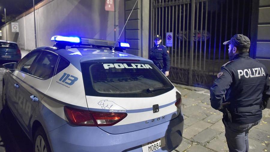 Pisa, salvata dal tentativo di stupro in auto: la telefonata che ha fatto scattare l’intervento della polizia