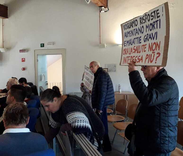 Un'immagine della  protesta messa in atto dal Comitato Salute Pubblica e Medicina Democratica