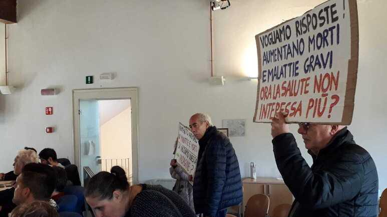 Un'immagine della protesta messa in atto dal Comitato Salute Pubblica e Medicina Democratica