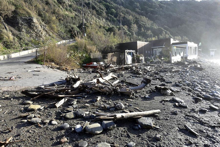 
	Detriti e legname nel piazzale del Calamoresca Beach (foto Paolo Barlettani)


