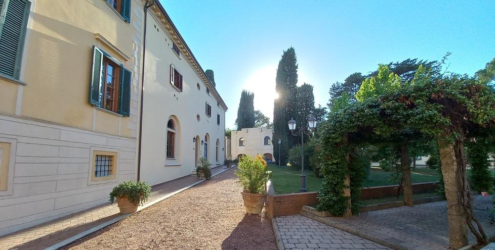 Anche lo storico palazzo del Gran Caffè sarà messo in vendita ma lo comprerà il Comune