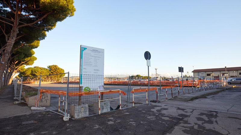
	Nelle foto il parcheggio di via XI Febbraio, nella zona della stazione ferroviaria, senza pi&ugrave; la struttura sopraelevata. L&rsquo;area &egrave; transennata in attesa dei lavori da parte di Ferrovie, per la sistemazione e la riqualificazione del parcheggio (Foto Juri Autovino

