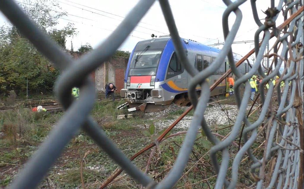 Il treno finito “fuori binario” a Rigoli nei giorni scorsi