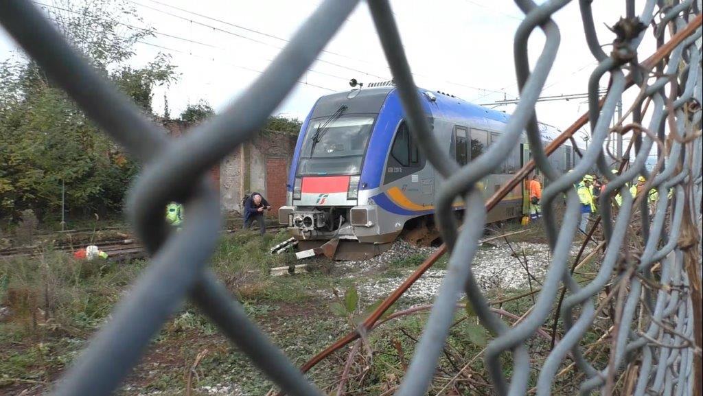 Il treno finito “fuori binario” a Rigoli nei giorni scorsi