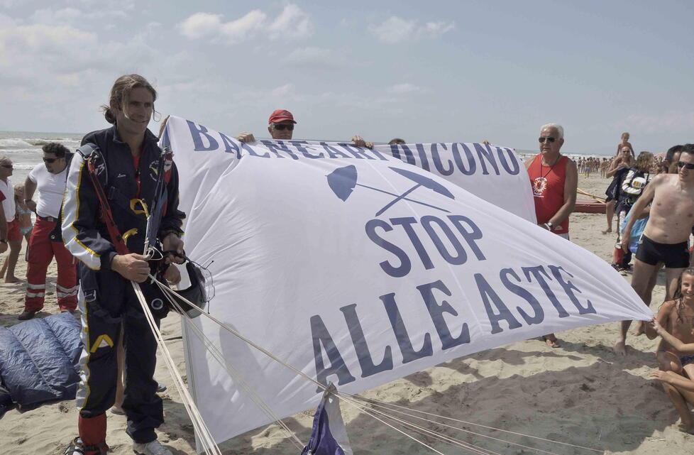 Una protesta dei balneari contro le gare a evidenza pubblica, le cosiddette “aste”