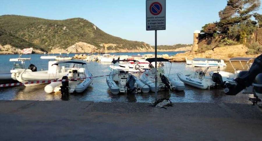 Il porticciolo di Giglio Campese dopo il sequestro dello scorso maggio (foto Enzo Russo)