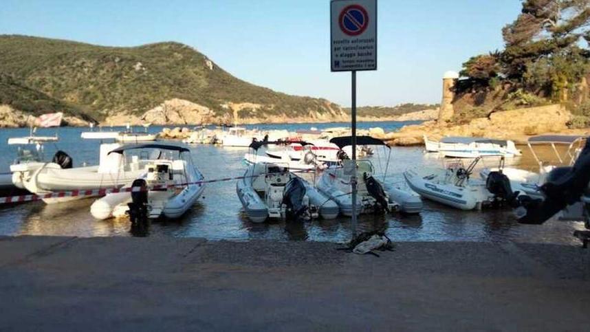 Il porticciolo di Giglio Campese dopo il sequestro dello scorso maggio (foto Enzo Russo)