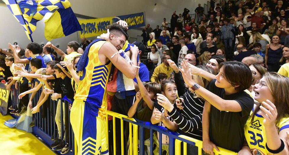 Zdravko Okiljevic salutato dai tifosi piombinesi in festa al PalaTenda (foto Paolo Barlettani)