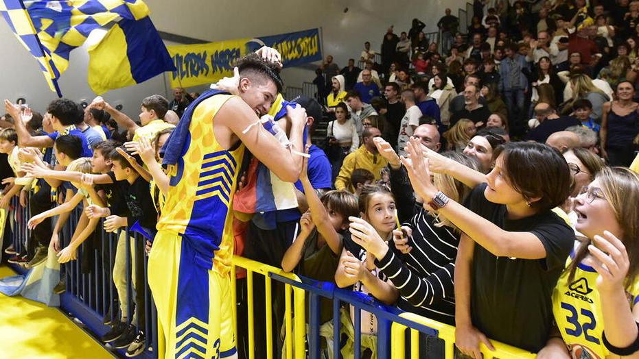 Zdravko Okiljevic salutato dai tifosi piombinesi in festa al PalaTenda (foto Paolo Barlettani)