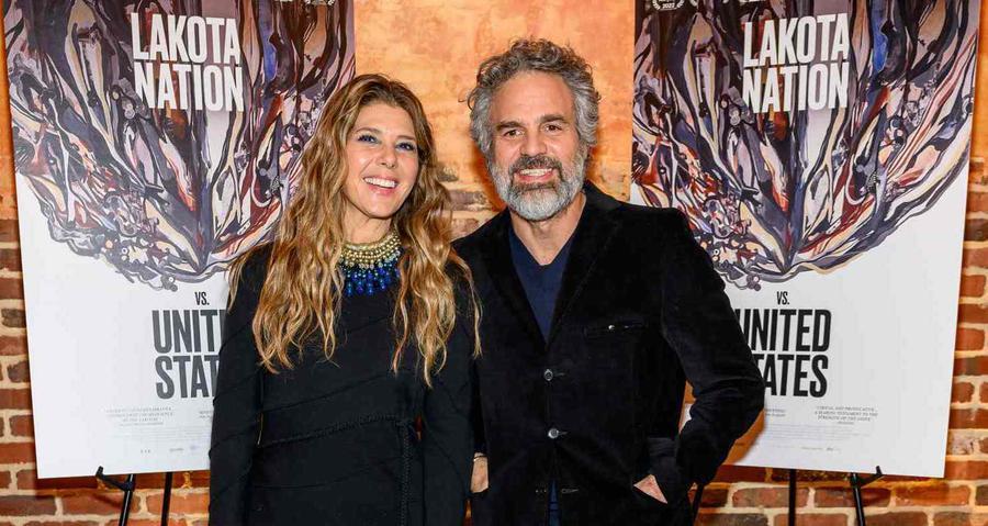 Mark Ruffalo celebra il suo compleanno indossando un abito tradizionale dei pastori sardi