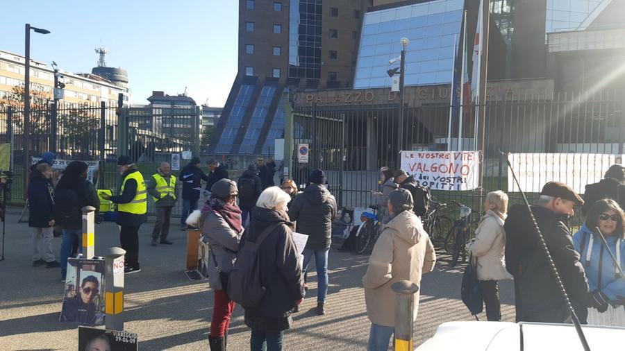 
	Il presidio dei familiari delle vittime della strage di Viareggio davanti al tribunale di Firenze

